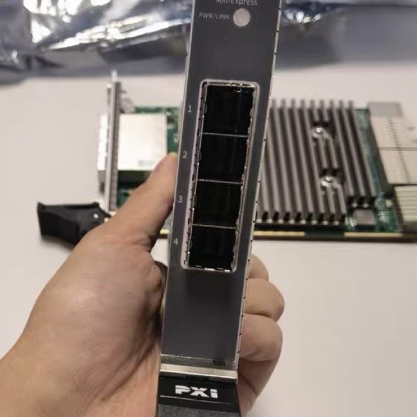 议价--美国NI PXIE-8398 MXI-Express总线接口