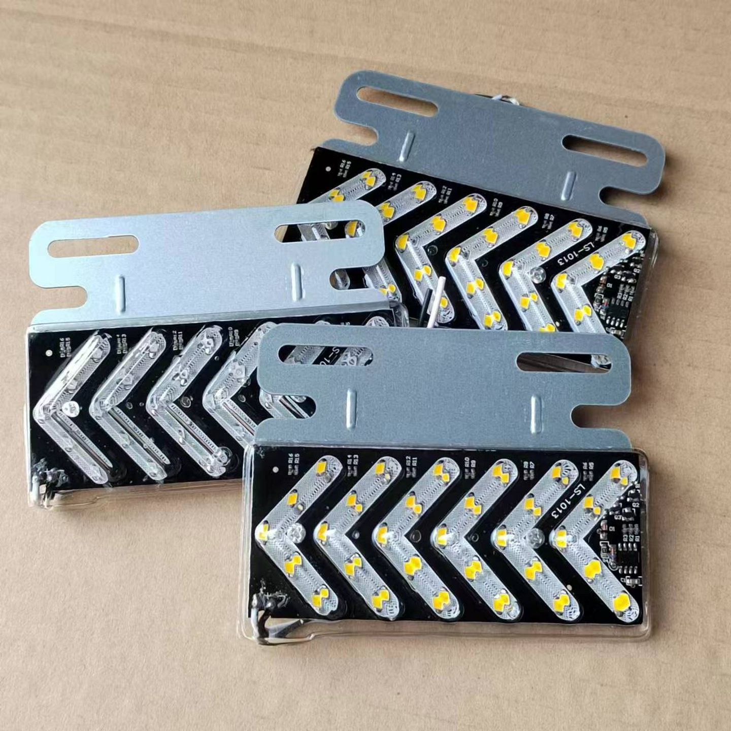 LED货车边灯箭头边灯方向灯流水爆闪防追尾汽车机车12v24v七彩