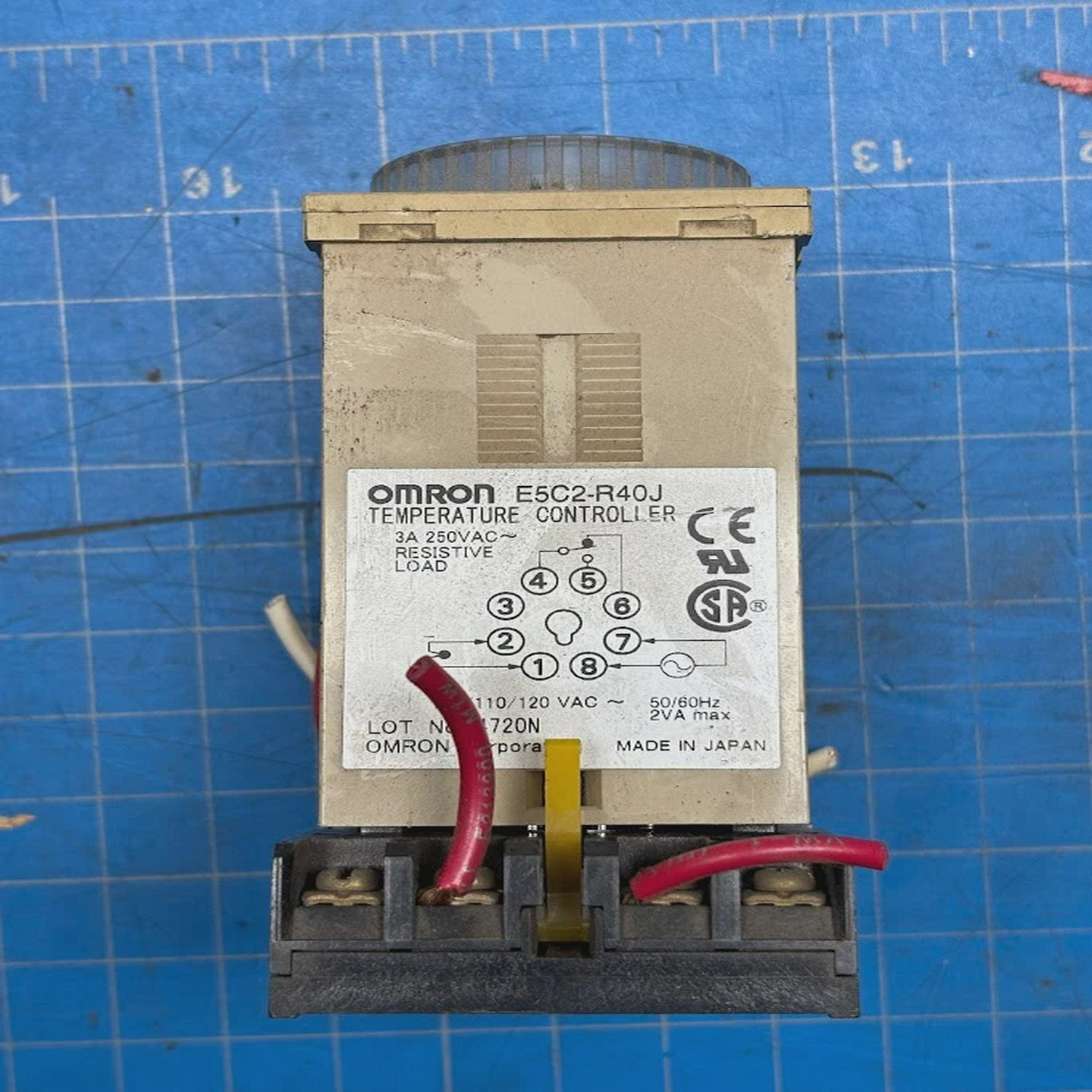 Omron3A250VAC50/60HzTemperatureControllerE5CS-R40J