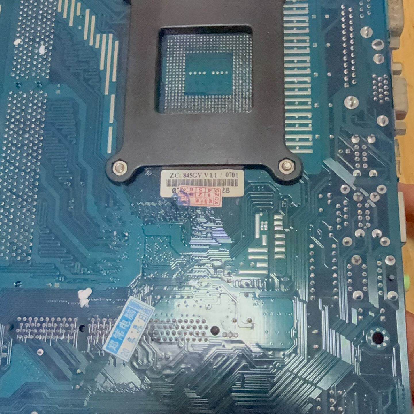 这是一块Socket 478接口的老旧电脑主板,板载标注“P--议价商品