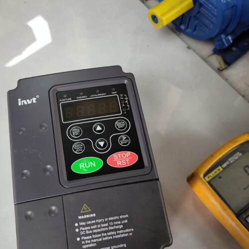 溢价-英威腾变频器2.2KWCHE1002R2G4成色如图