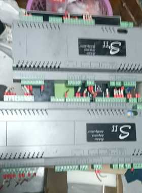 出霍尼韦尔品牌的SII控制器，灰色外壳搭配绿色接线端子，外观--