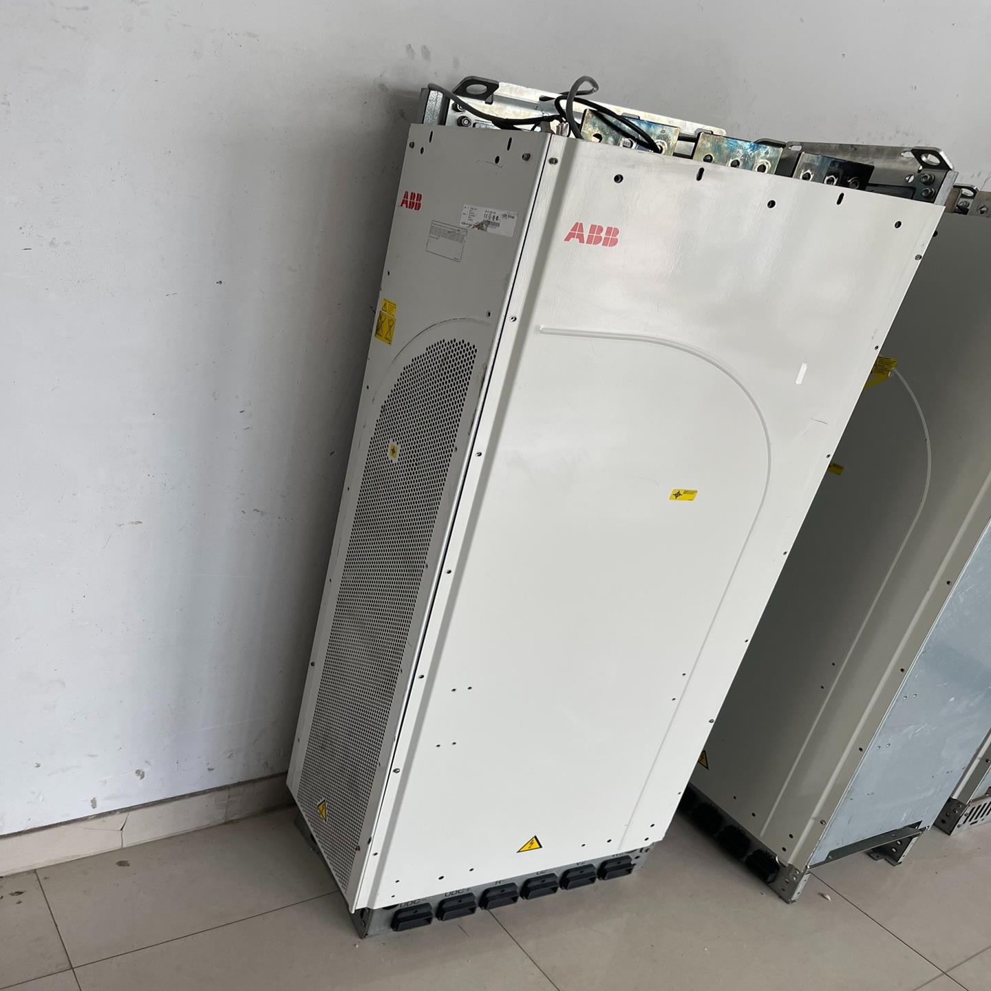ACS800-0440-7+E208+P901变频器ABB【鑫鑫商铺】