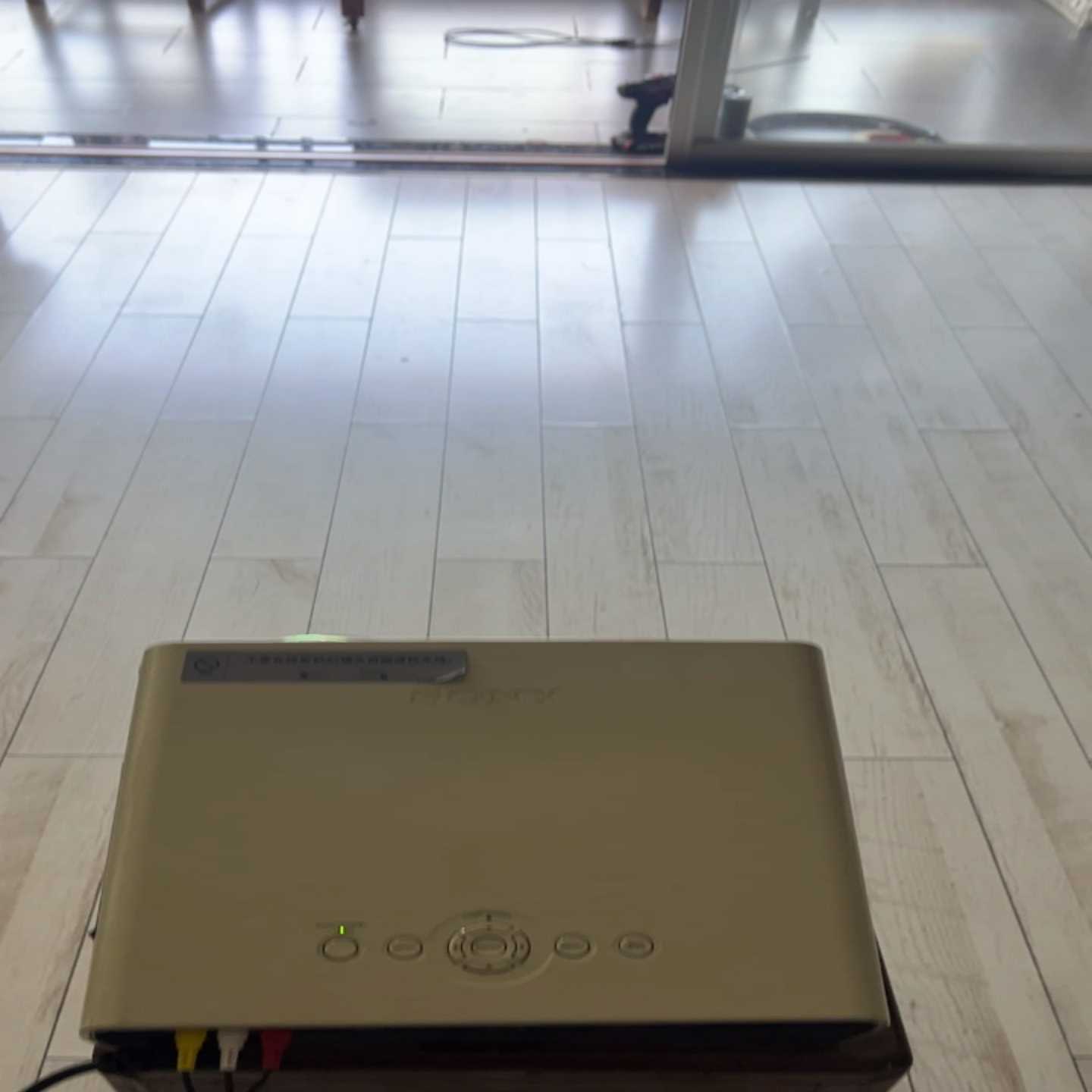 索尼VPL-EX145投影仪，型号XGA，支持多种信号输入接--议价商品