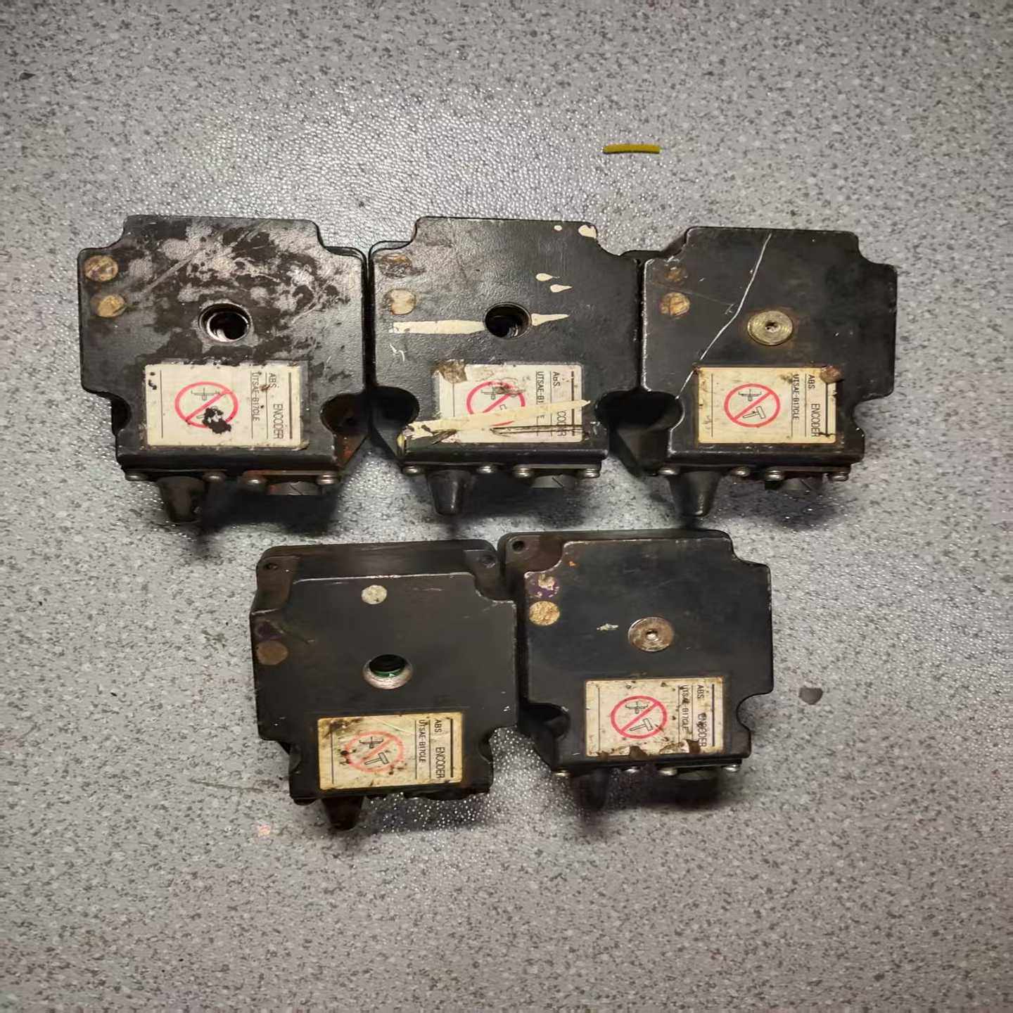 询价安川机器人电机编码器UTSAE-B17CLE，