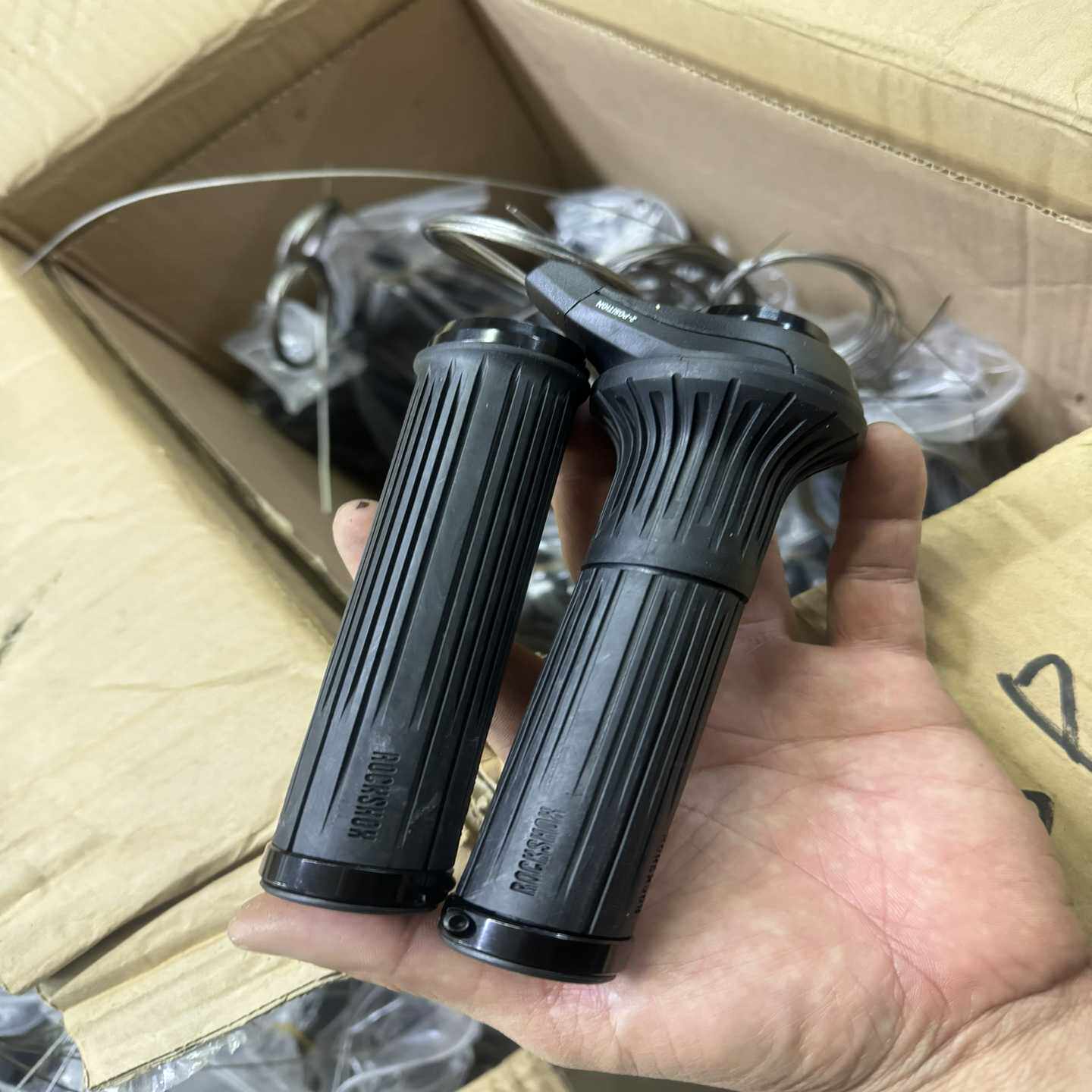 RockShox前叉转把线控器，黑色握把，手感舒适，适合各种--议价商