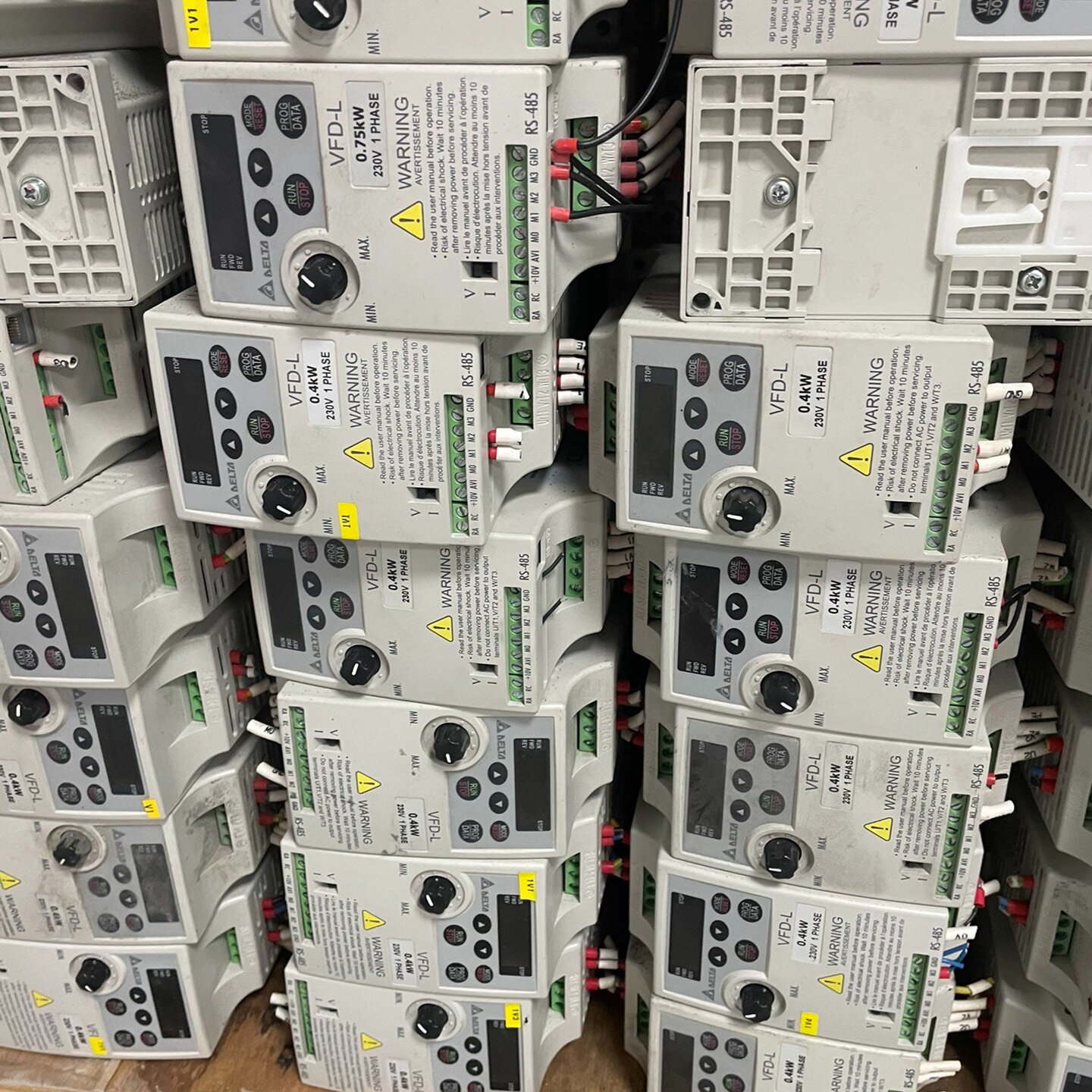 台达400w变频器vfd004l21a成色漂亮功能包好220--议价商品