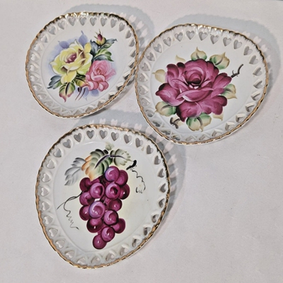 Lotof3:VintageLeftonHandpaintedChinaDecorativePlates
