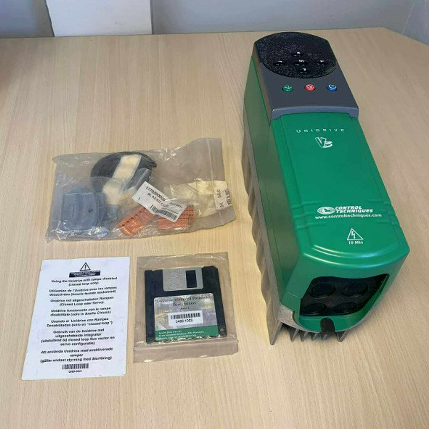 驱动器UNI1401UNI1402UNIQ1403UNI1404UNI1405全新议价