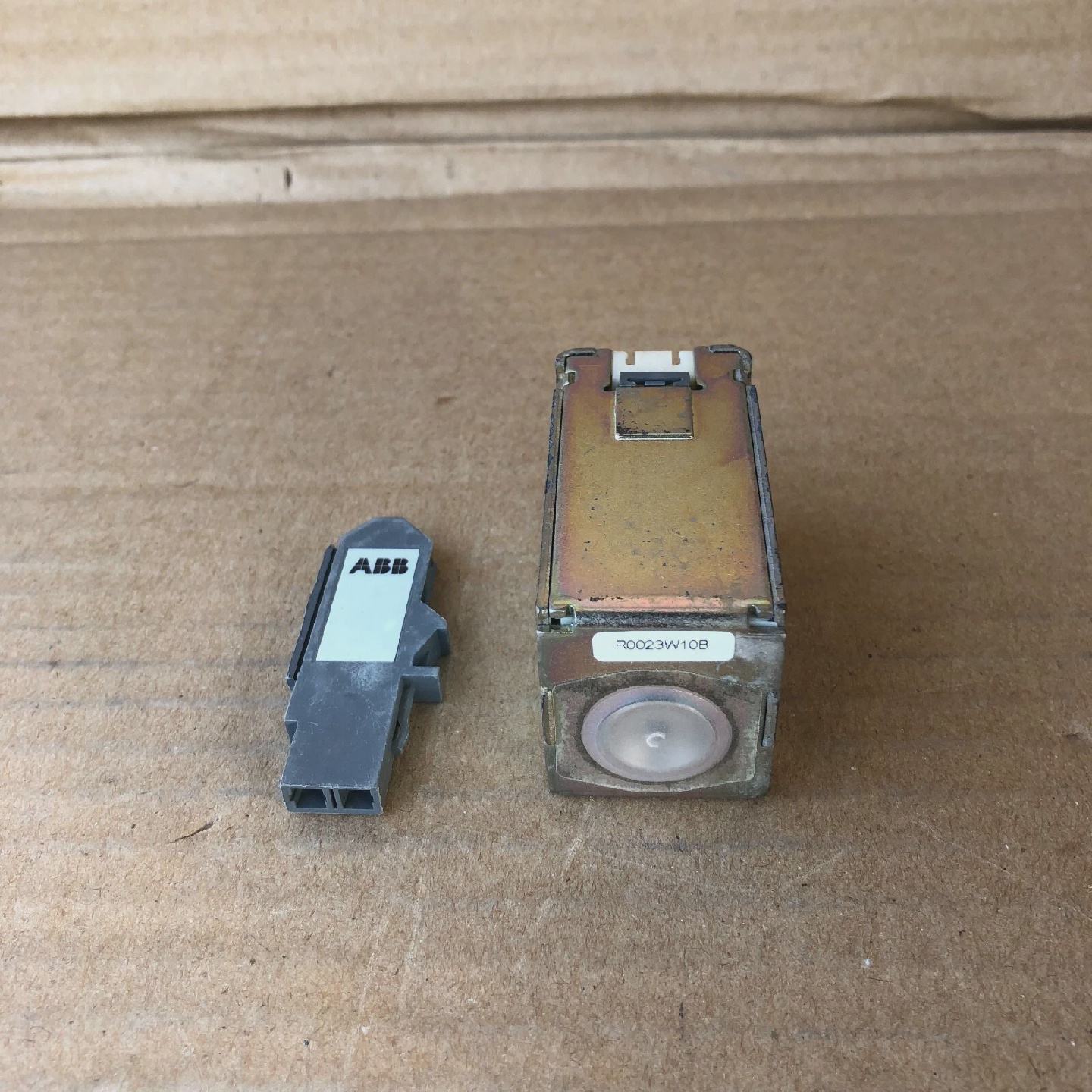 ABB UVR1SDA063552R1 UNDERVOLTAGE RELEASE UVR T7T7MX1 - 实物图
