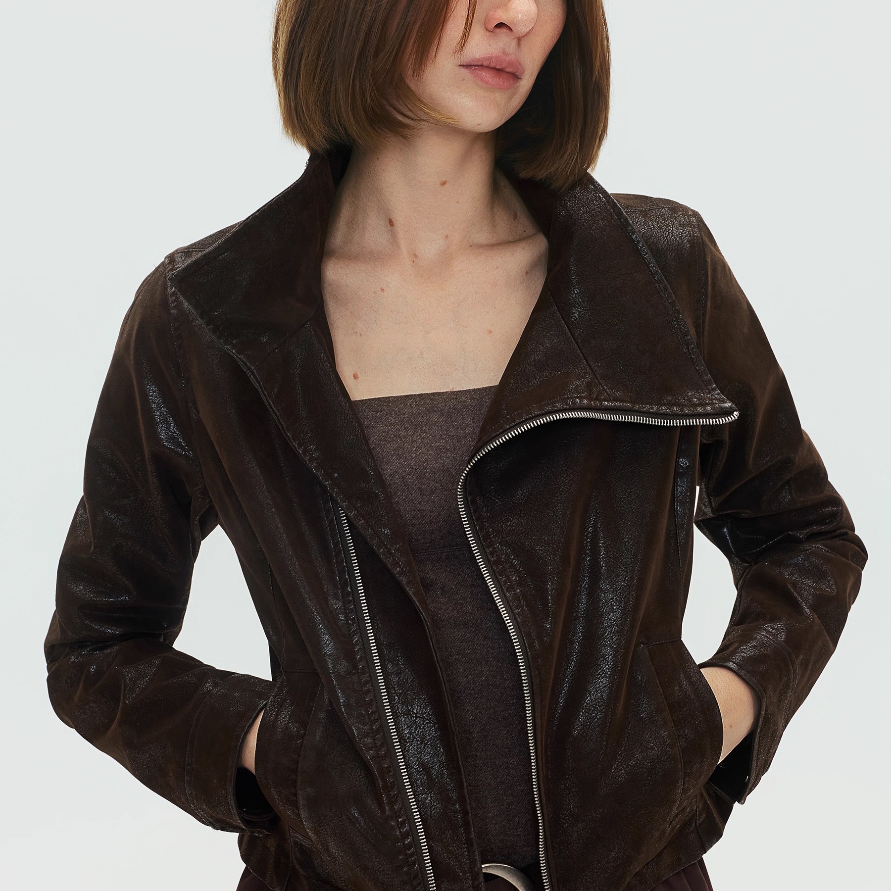 SoloForTwo 利落造型领中古风皮衣 雾面柔光皮斜门襟合体夹克外套