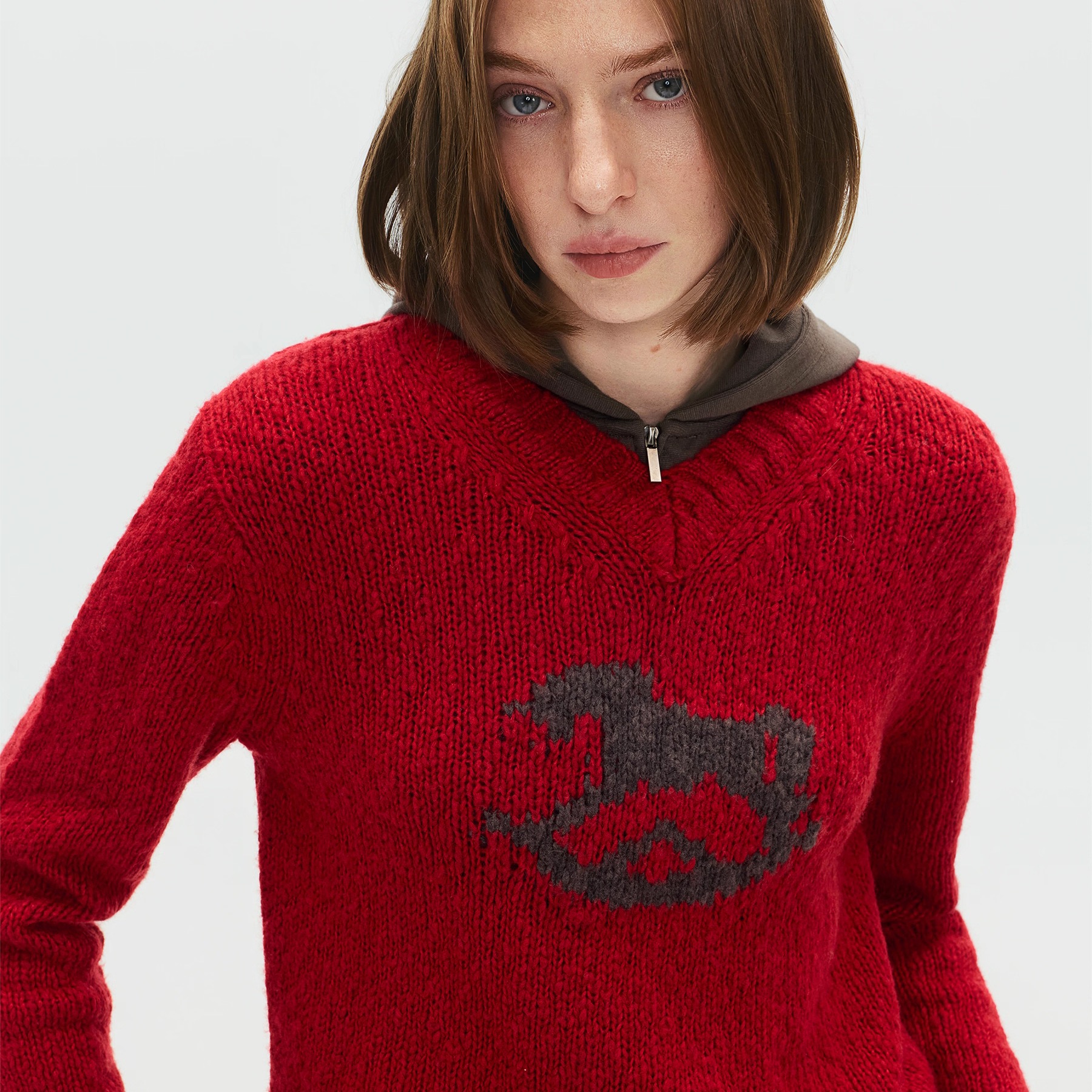 SoloForTwo‘幻马’颗粒感羊毛毛衣 红色节日感小马提花V领针织衫