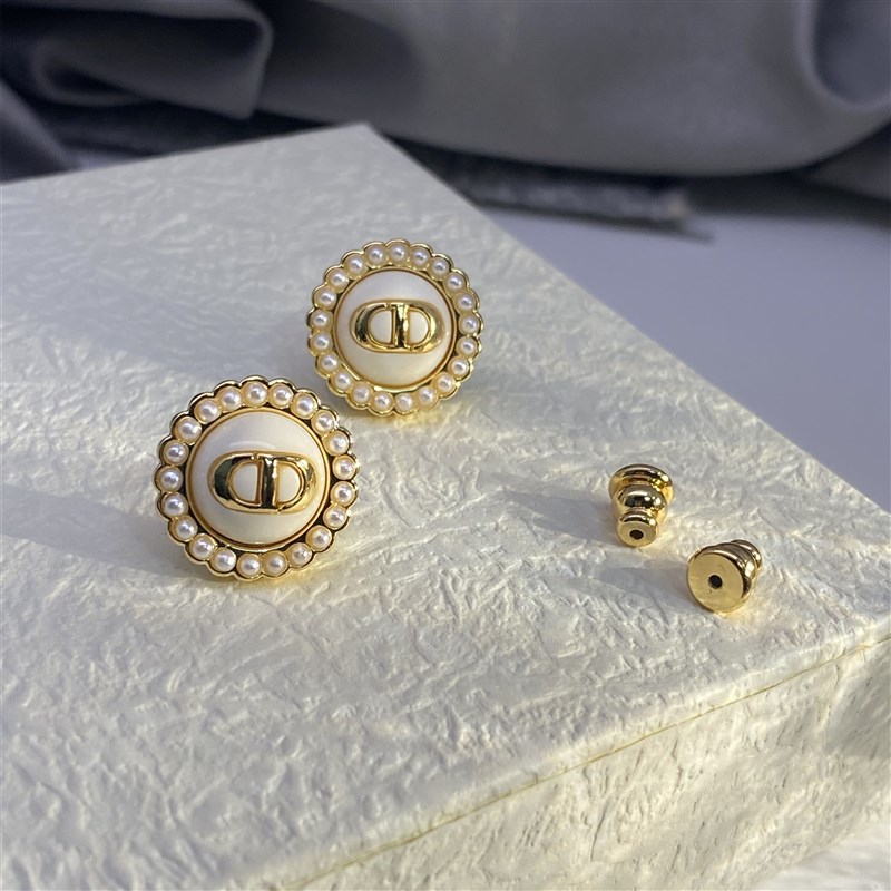 CD耳钉圆形白色纽扣字母镶嵌珍珠2024年新款潮高级感百搭迪家耳环