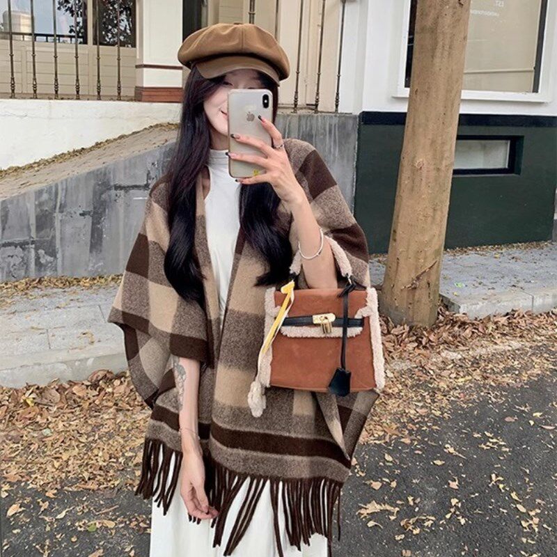 美拉德色系驼色披肩女2024新款旅游外搭秋冬季氛围感斗篷披肩围巾