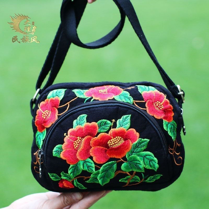 民族风绣花包女斜挎单肩小包包刺绣手机零钱包云南旅游布艺手提袋