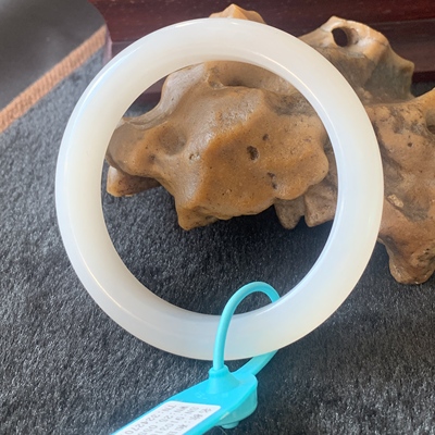 天然和田白玉平安镯女款宽条正圈