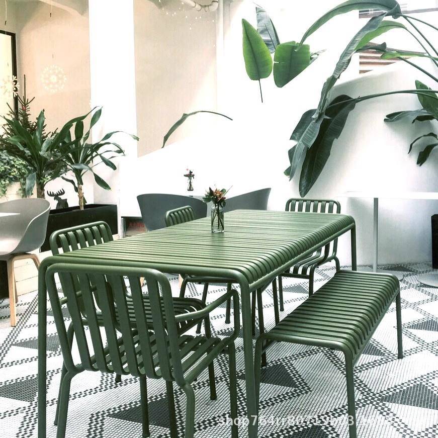 现代简约休闲庭院户外桌椅奶茶店咖啡厅铁艺彩色露天桌椅套装组合