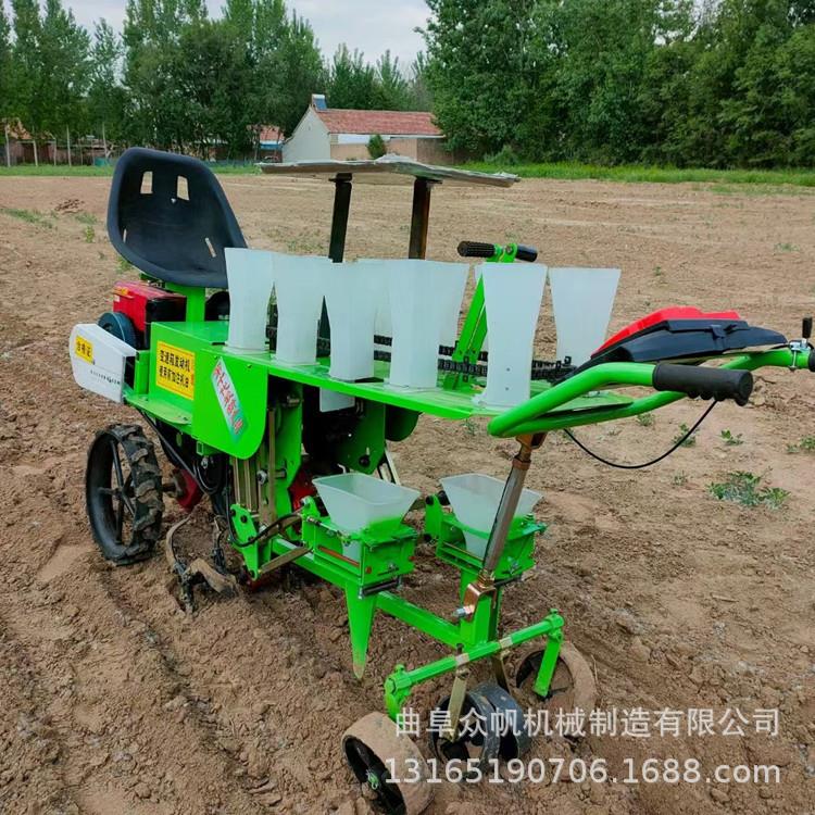 乘坐自走式辣椒移栽机悬挂式秧苗插秧机茄子西红柿蔬菜移栽