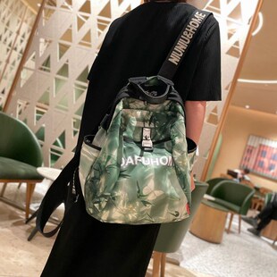 夏季绿色旅行双肩包女2024新款时尚休闲女士背包外出旅游防水轻便