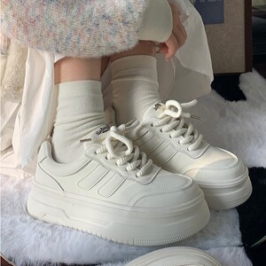 田九九的好物小白鞋女春季新款百搭圆头轻便运动鞋厚底增高休闲鞋