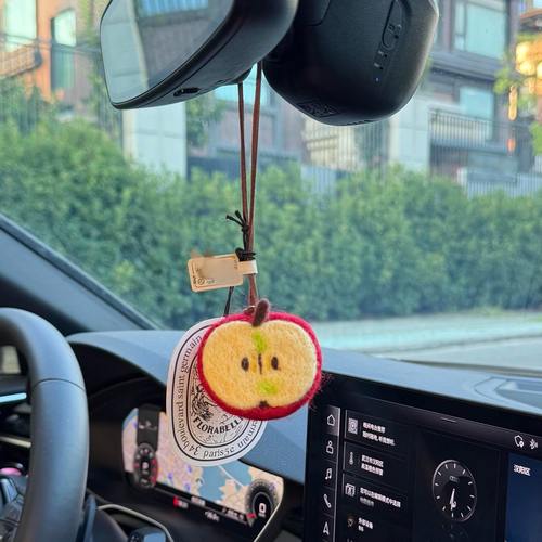 半颗苹果车载挂件2025新款高档创意羊毛毡女生高级感有趣的车饰