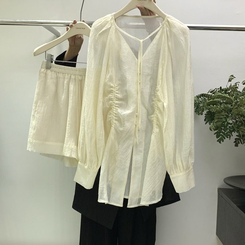 2025年夏季新款设计感抽绳褶皱V领泡泡袖防晒衬衫+阔腿短裤套装女