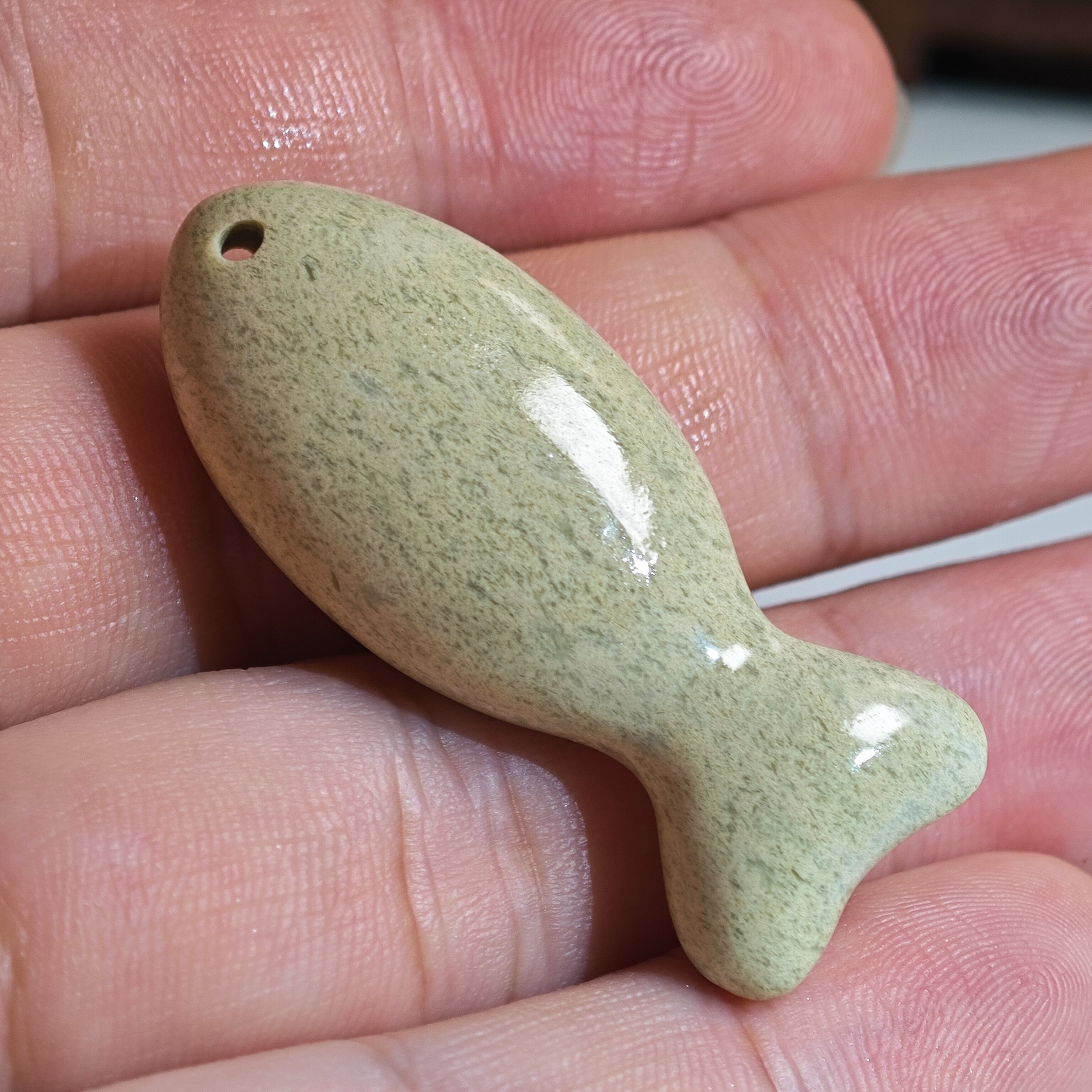 4.6x1.8x1.2cm，青田石小鱼挂件配饰把玩，完整