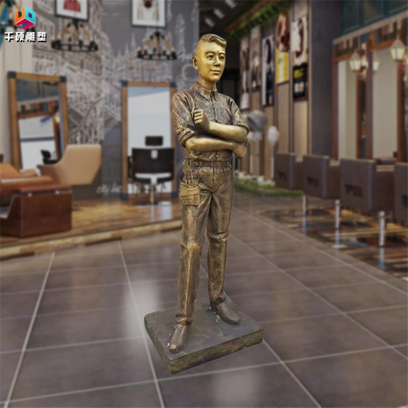 现货玻璃钢雕塑仿铜色理发师人物雕塑理发店发廊门口迎宾雕塑摆件