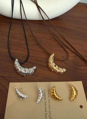 韩系牛角包黑色皮绳项链女2024新款百搭气质长款毛衣链锁骨链配饰