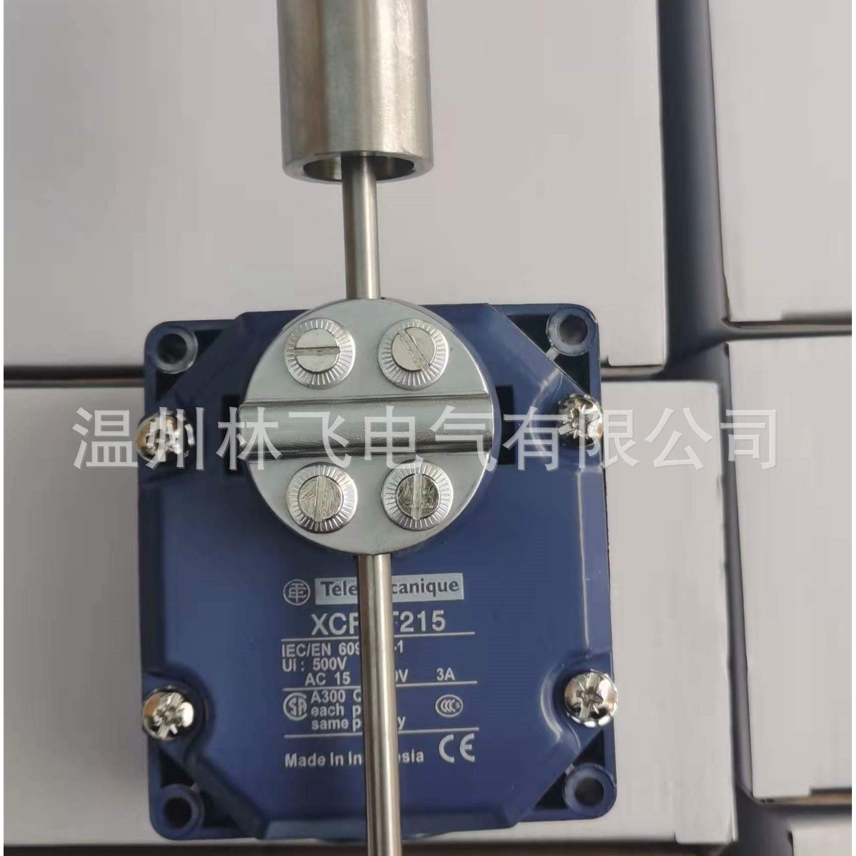 现货直销跑偏开关XCR-T215 限位开关XCRT215行程开关  实物