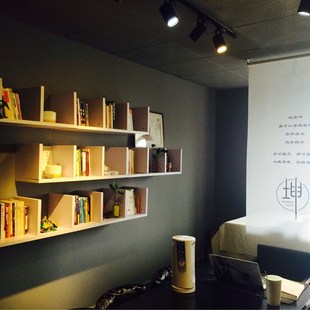 装 简约 壁挂式 墙上夹缝置物架 饰墙柜搁架拉克 定做格子墙面书架