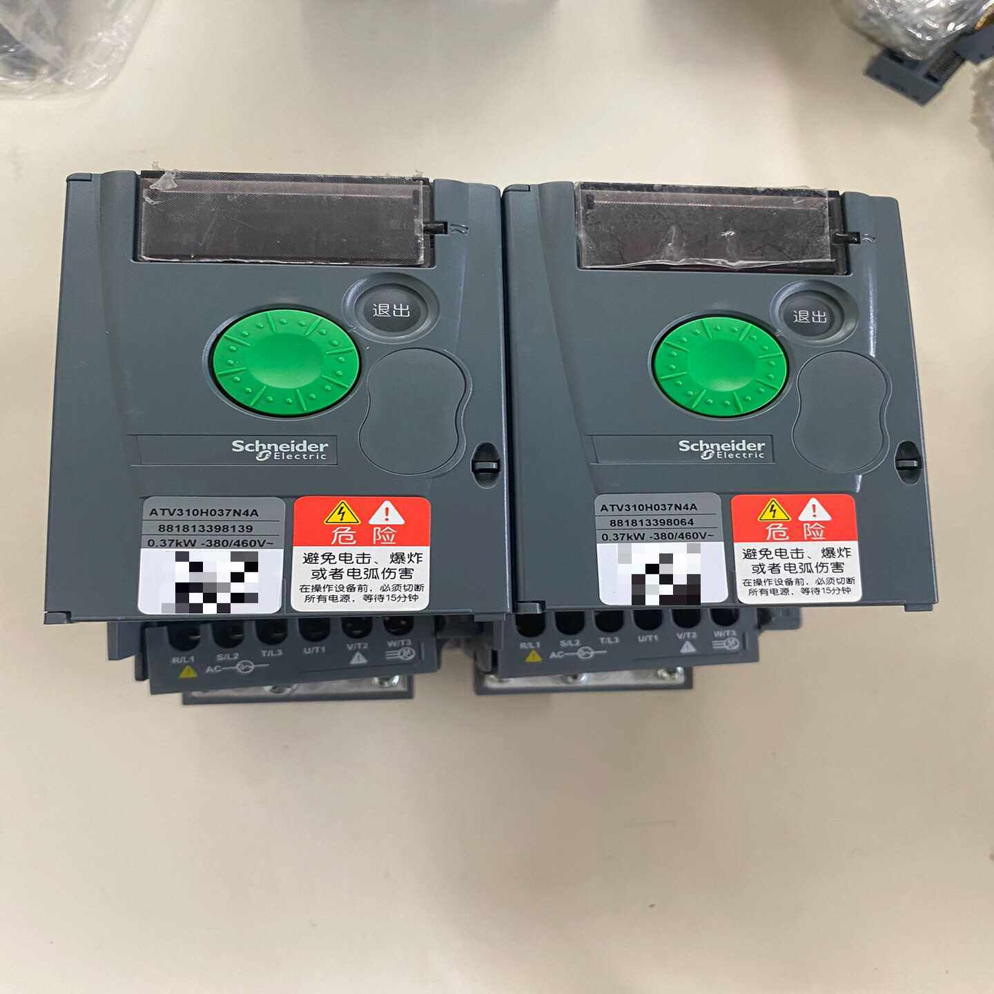 施耐德变频器，型号ATV310H037N4A，实物图拍摄，成