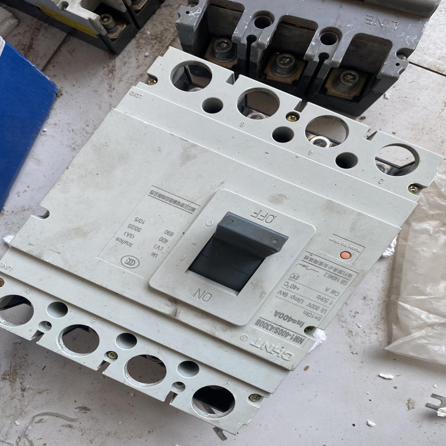 正泰NM1-400S4300B塑壳断路器400A三相空气