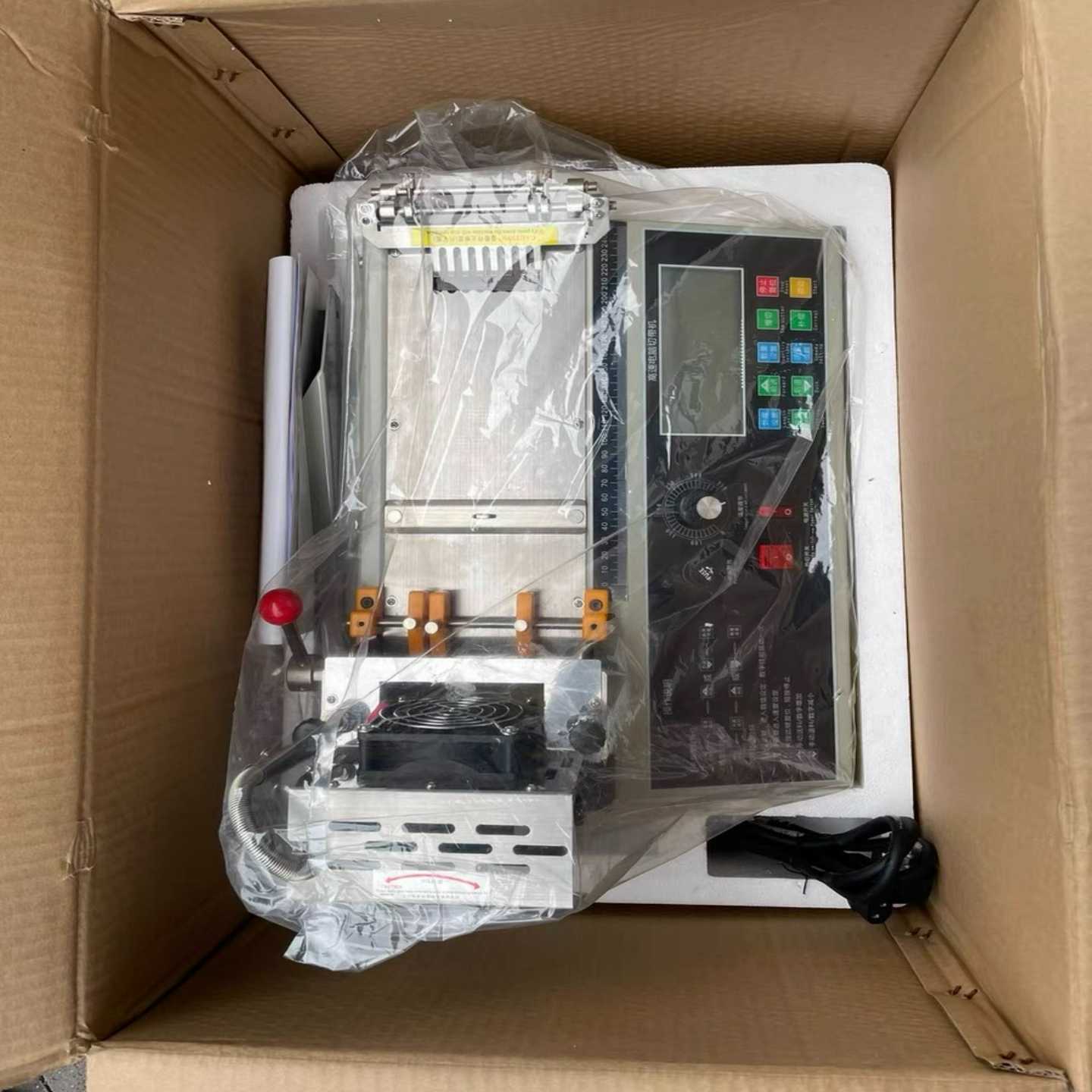 议价全新液晶显示屏单热切带机，剪线机一台，标价为实价，买到是