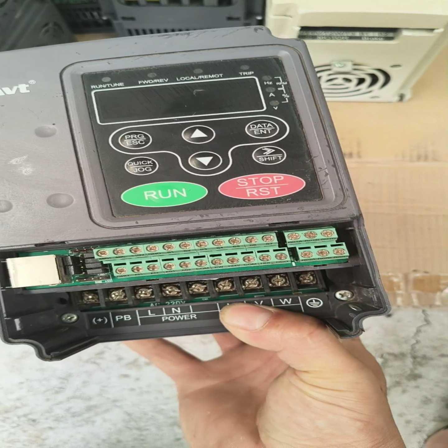 咨询-英威腾CHF100A-220V1.5KW变频器一台，成色自
