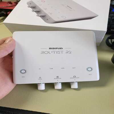 美女自用的迷笛r2，二手99新就这一套，有防伪码，买了没多久--议