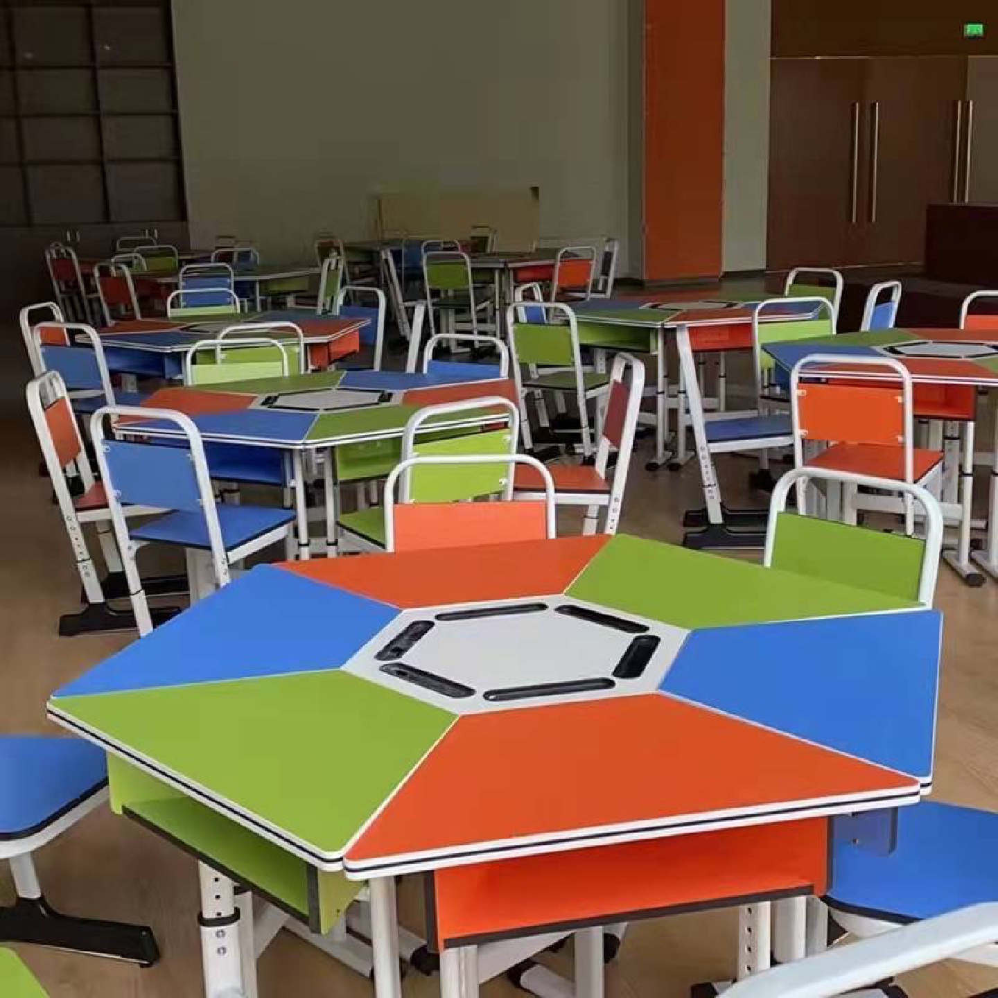 学生团体活动室六边形学习桌拼接移动彩色梯形组合创客教室课桌椅