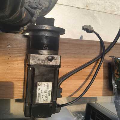 出售一台施耐德伺服电机BCH0602O12A1C，400W功--议价商品