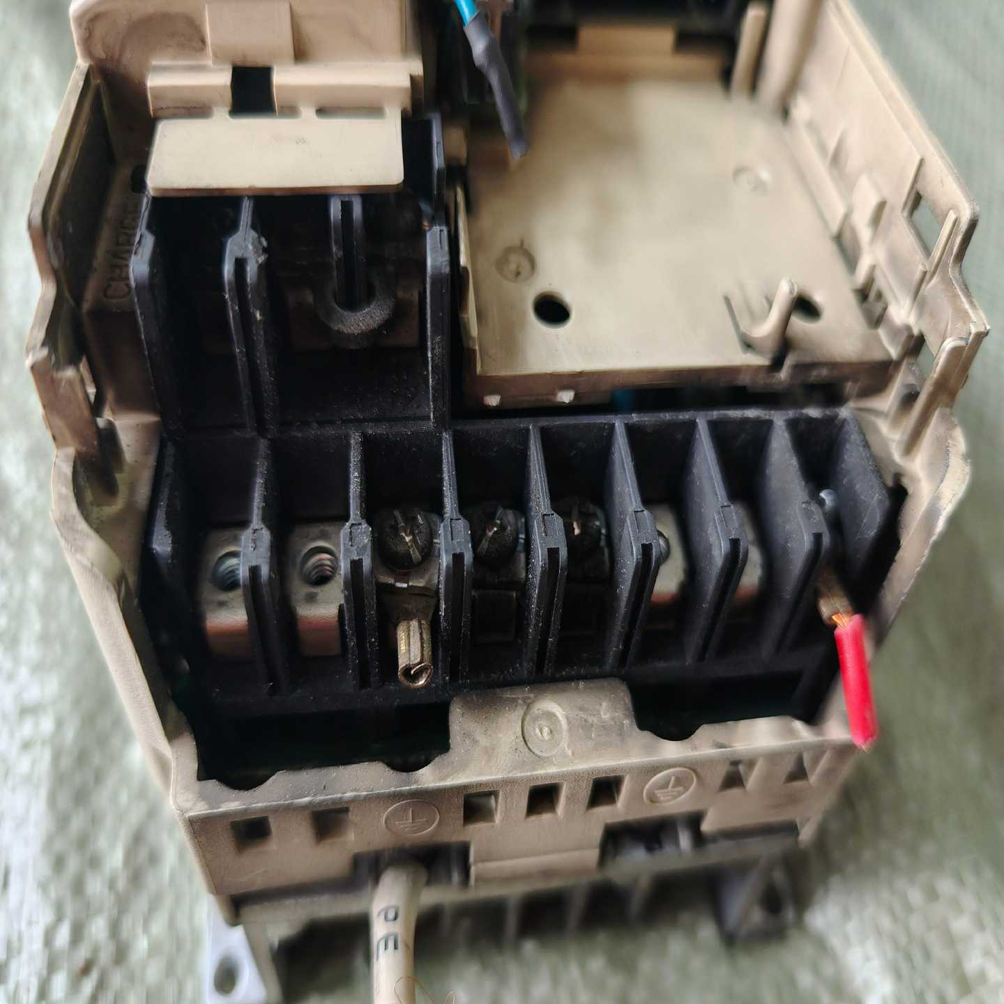 安川CIMR-VB4A0002BBA0.75KW/0.4K-议价