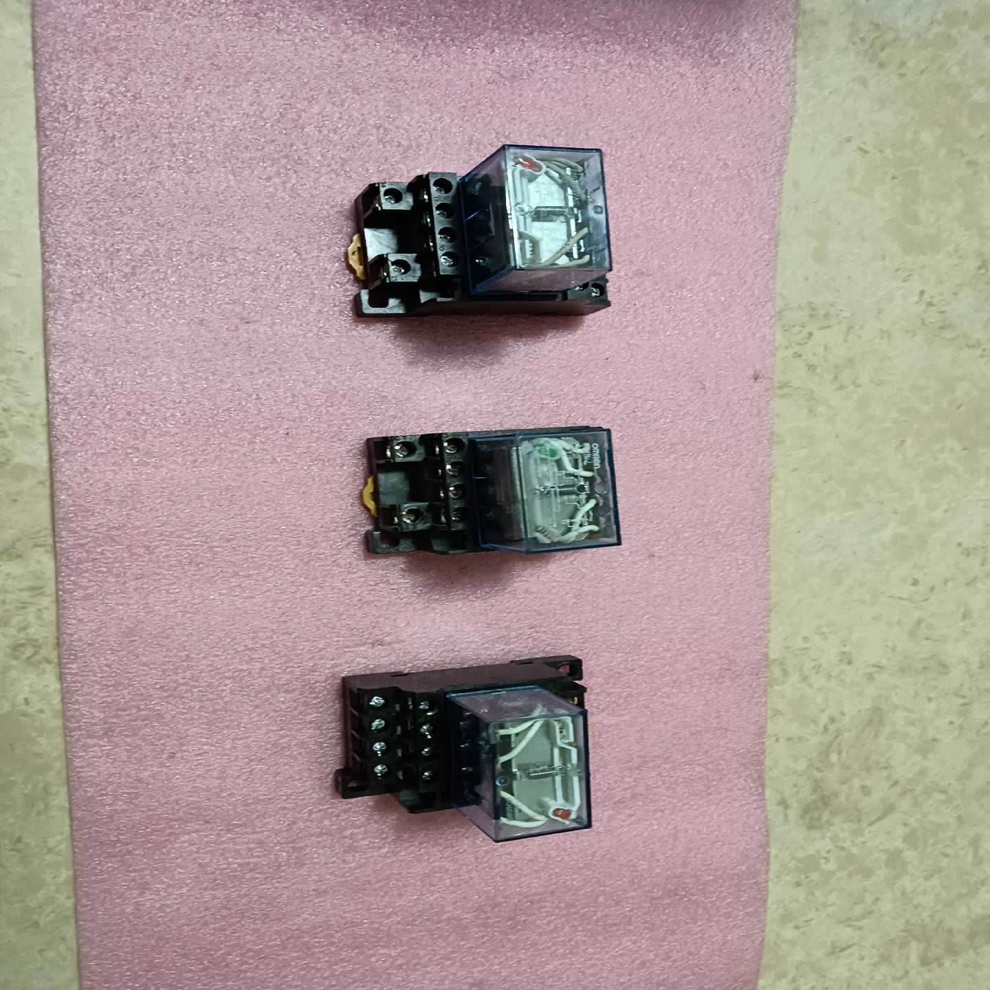 omRn继电器，LY4N一J，220V，成色如图，有19个。询价