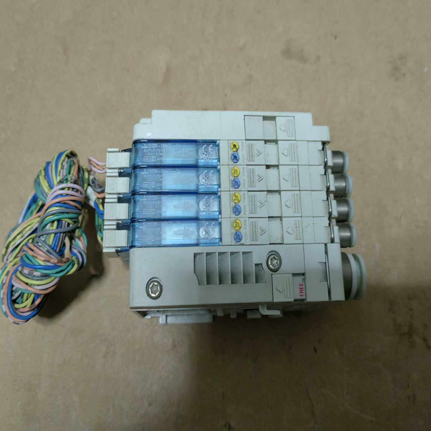 询价SJ2260N-5MNZD-C4电磁阀有4个,SS5J2-6