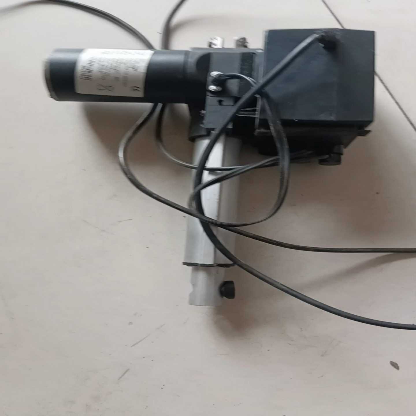 伸缩电机，220V,行程15厘米，带控制电源开关，延展总长度询价