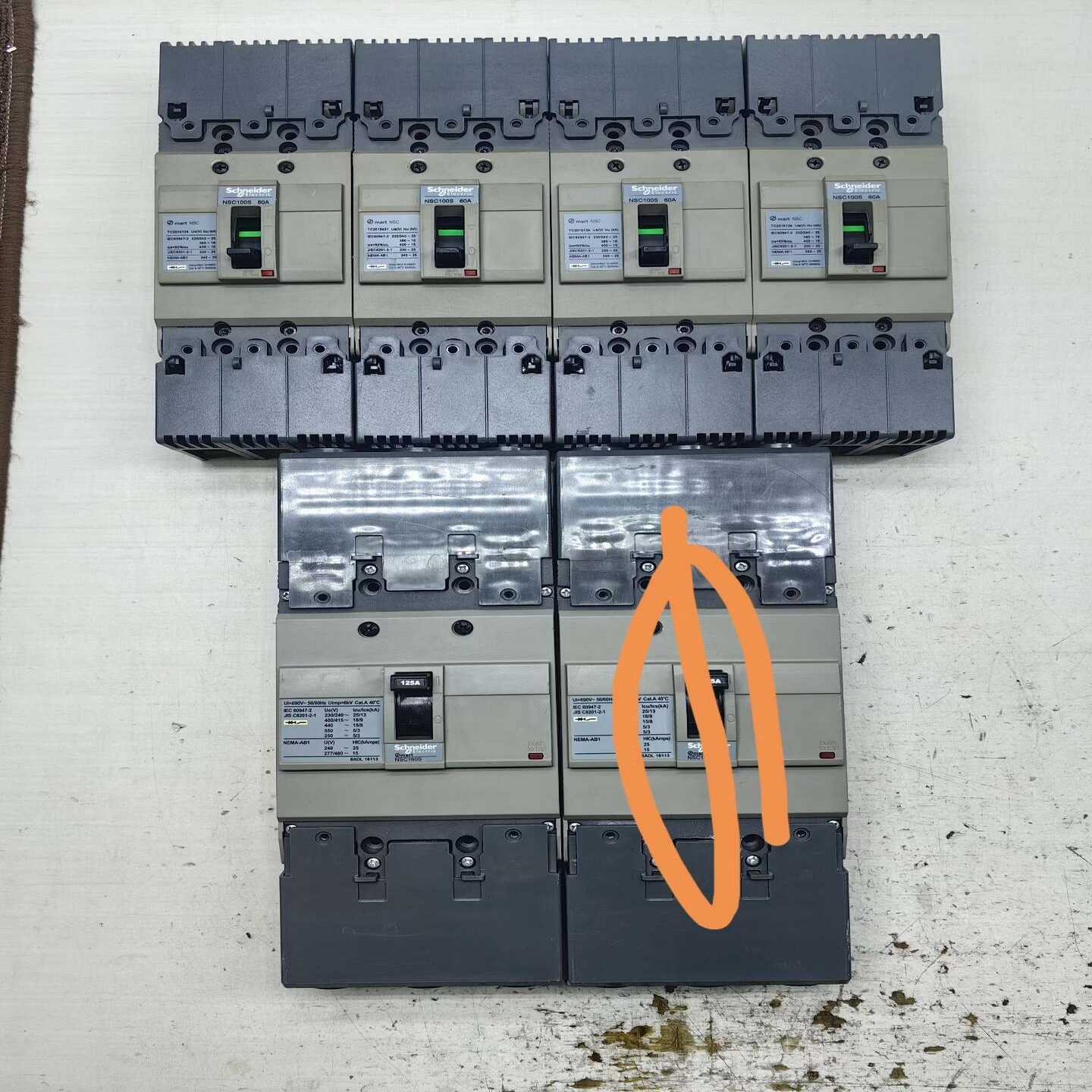 九五新施耐德NSC160S塑壳断路器都配有原装螺丝--议价商品