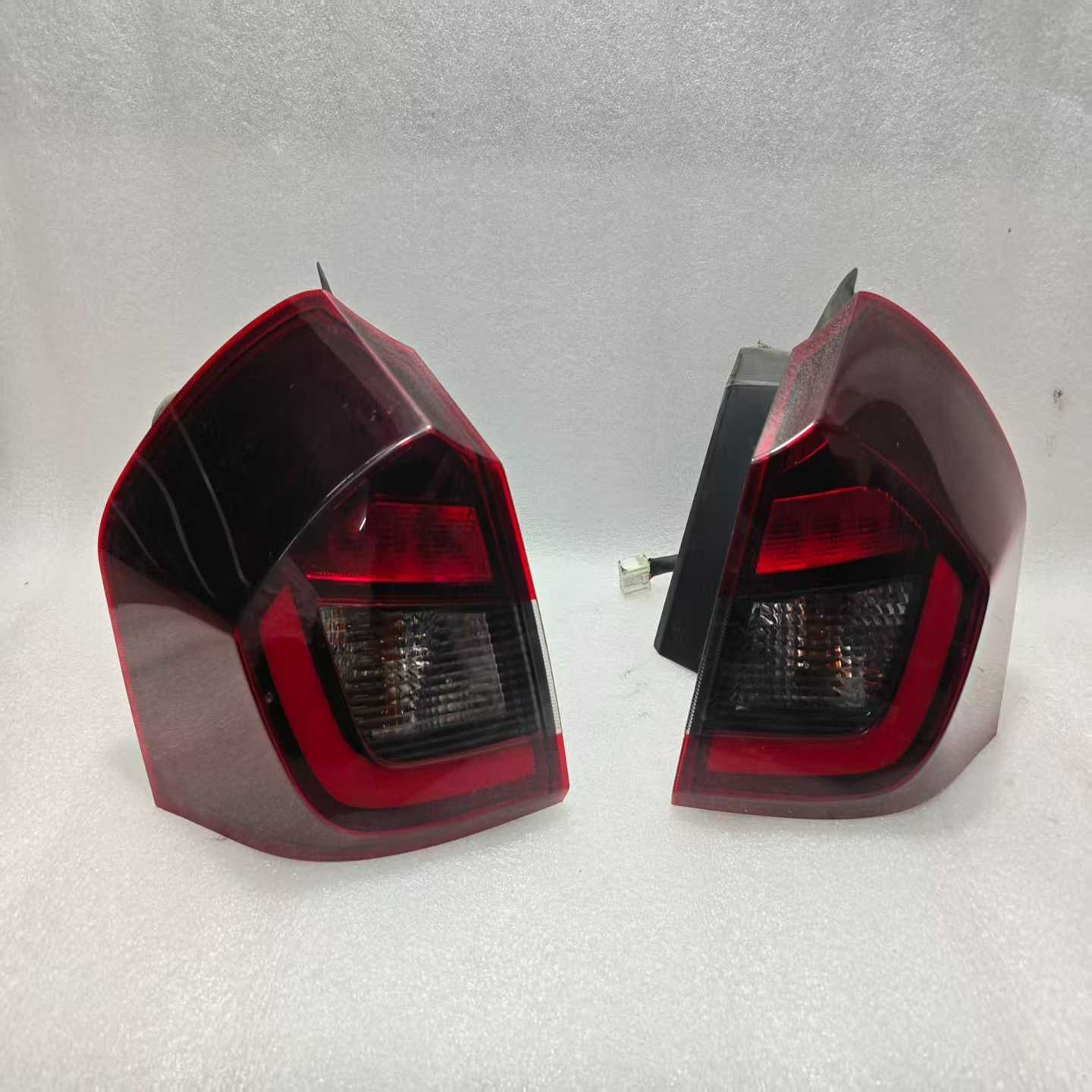 吉利远景X3尾灯，EX3尾灯，左右都有，原装拆车，镜面无损无--议