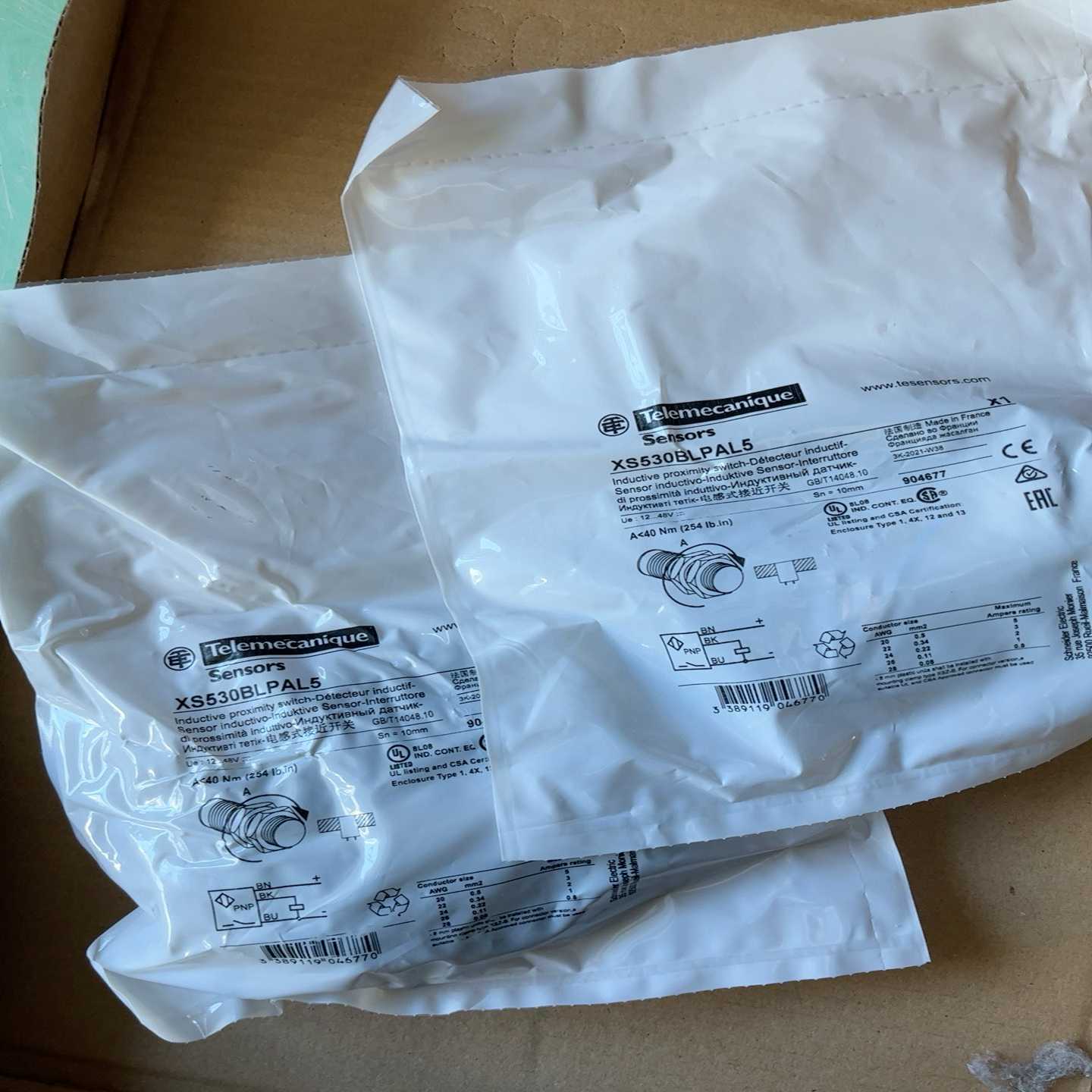 XS530BLPAL5施耐德M30.电感式接近传感器，全新原