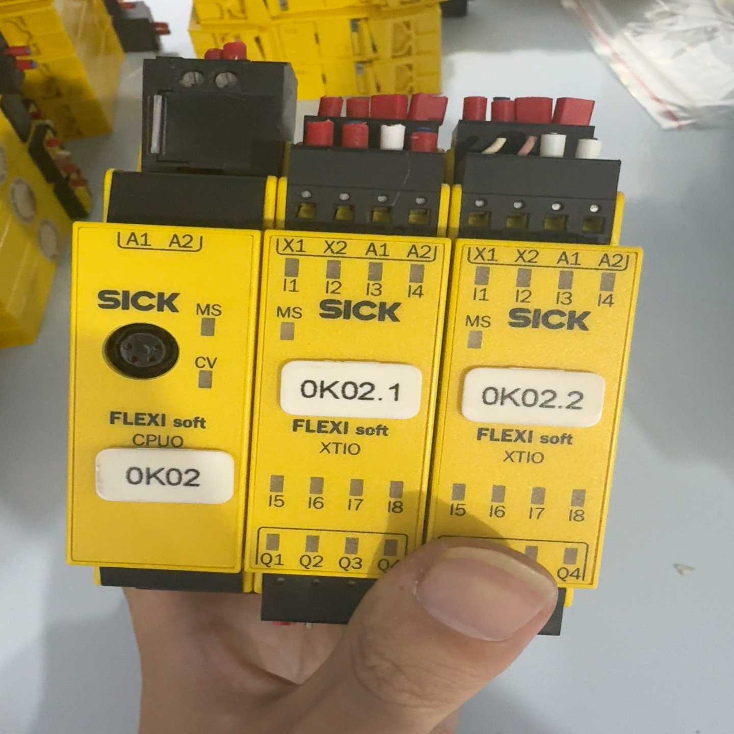 西克安全继电器FX3-XTI084002 FX3-CPU00（开胡商行）