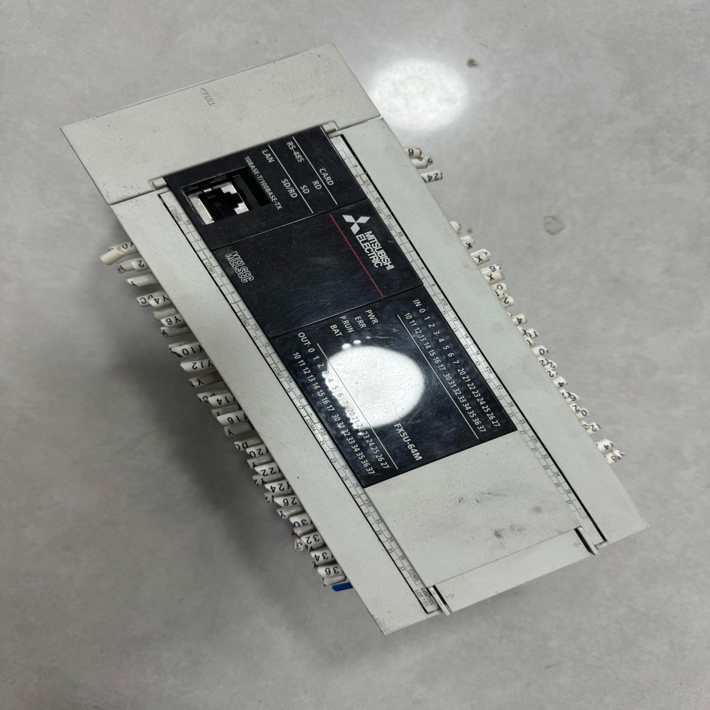 FX5U-64MT/ES，  成色如图，功能（佳毅工控）