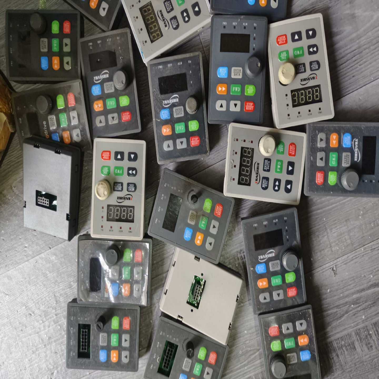 议价源信变频器面板。YX3000。YX2000。拆机包好成色如图