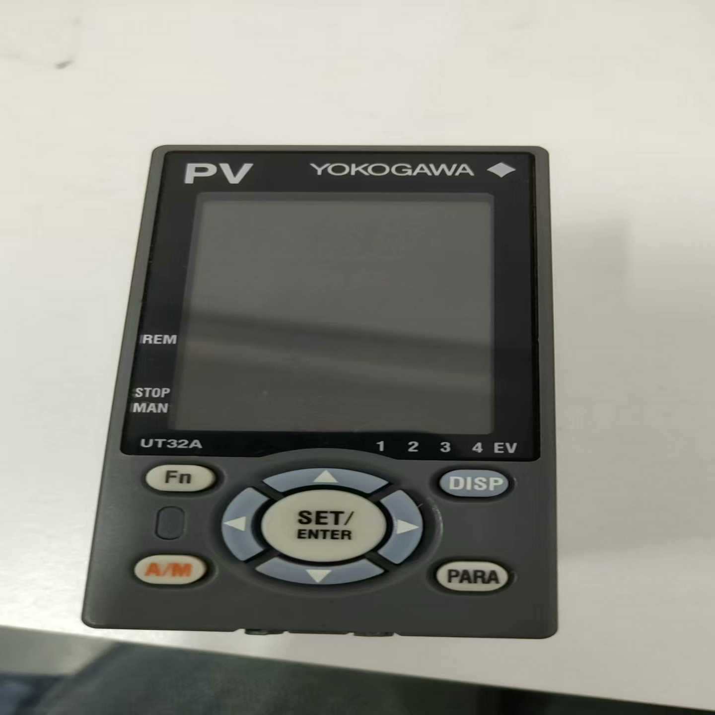 横河温控仪UT32A原厂件现货无包装，新的未使用仓库保存不当--议