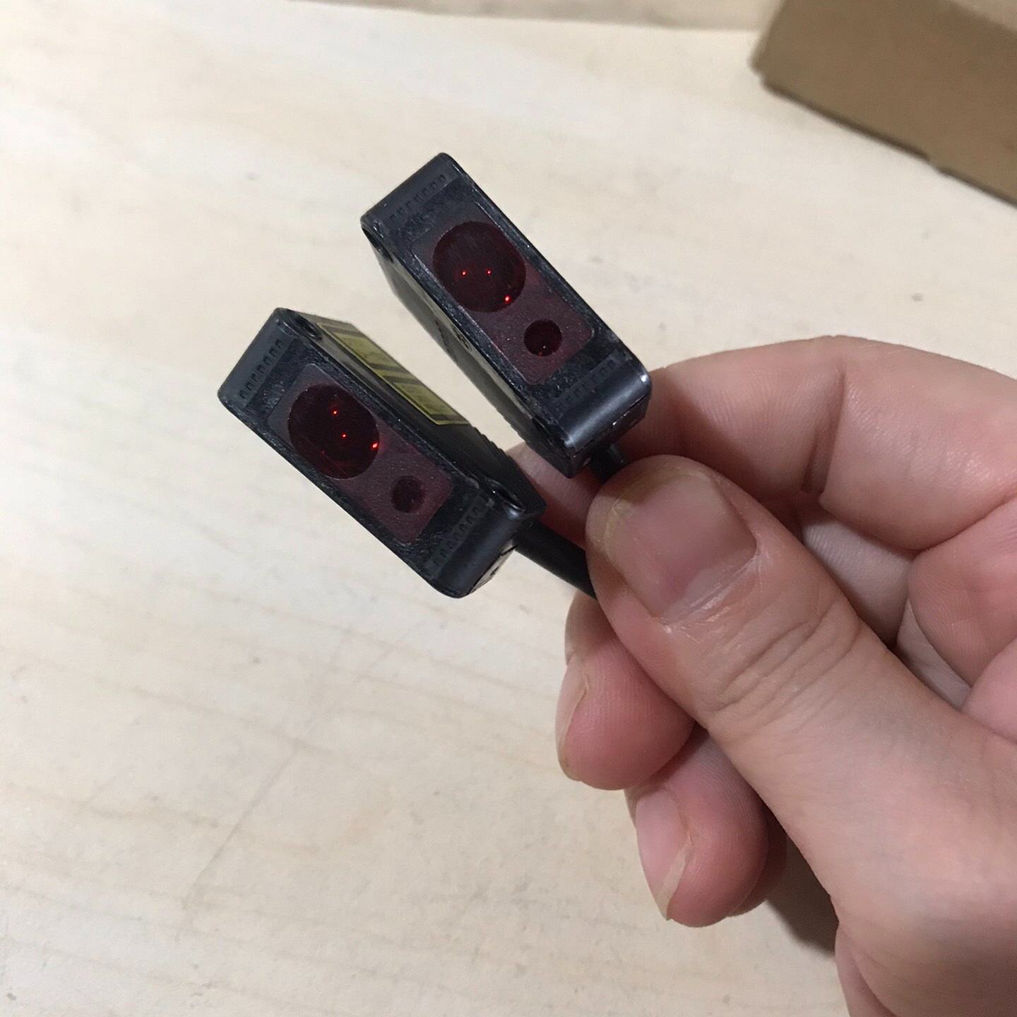 殴姆龙E3Z-LL81-M3J激光光电传感器0.3米线长,全--议价商品